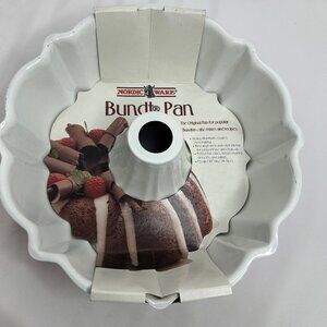 Vintage 1994 Nordic Ware Bundt Pan Made in USA Red NWT!